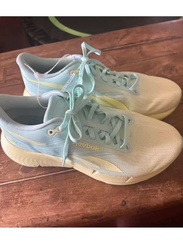 NWOT Ladies Reeboks - Image 3