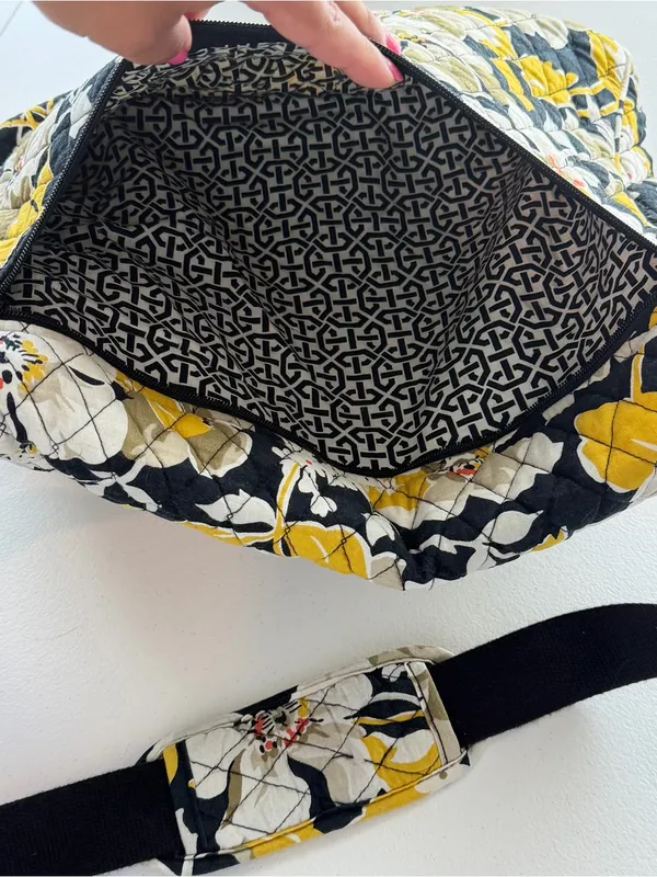 Vera Bradley Dogwood Floral Pattern Quilted Messenger Boho Bag - Image 4