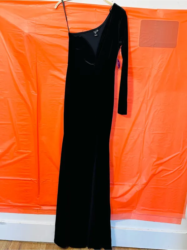 Windsor Black One-Shoulder Velvet Evening Dress - Image 13