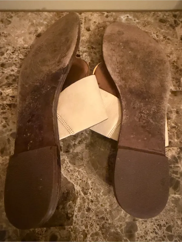 Tory Burch beautiful Women’s Cream Leather Gemstone Accents of Gold Sandals - Image 6