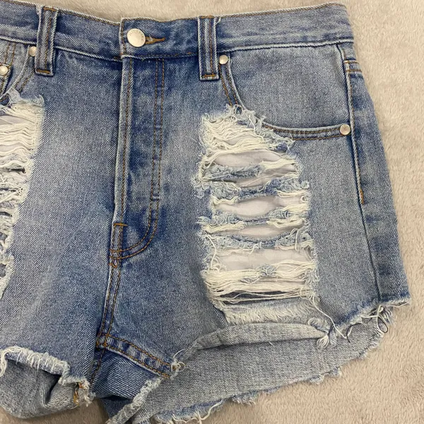 MINKPINK High Waisted Distressed Denim Shorts Size Large - Image 3