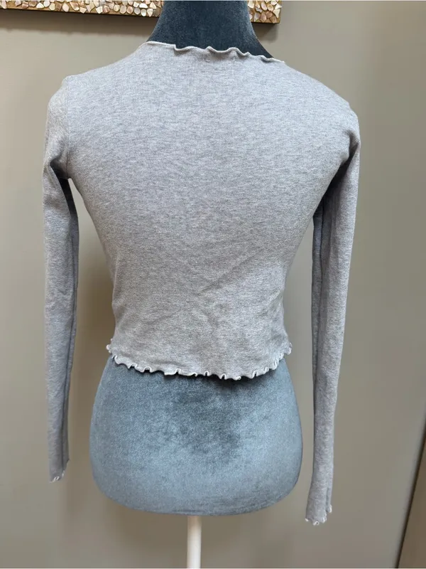 Brandy Melville Italy light grey cotton ruffled long sleeve crop top shirt - Image 4