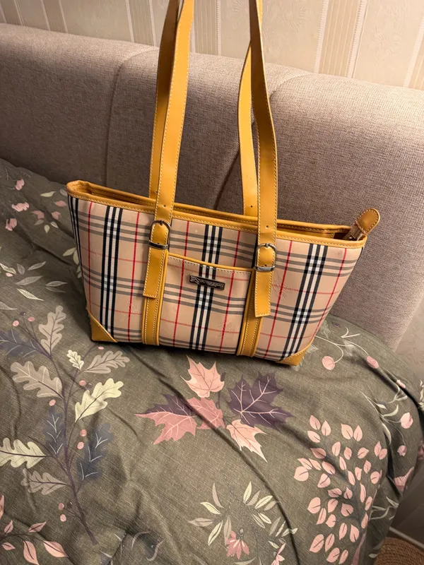 Burberry Yellow Trim Classic Check Shoulder Bag - Image 4