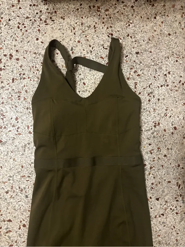 Fabletics Motion 365 onesie in olive green features a racerback design - Image 5