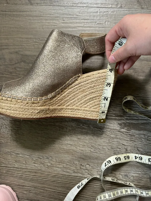 Kenneth Cole Heels Wedge Gold Size 6.5 - Image 6