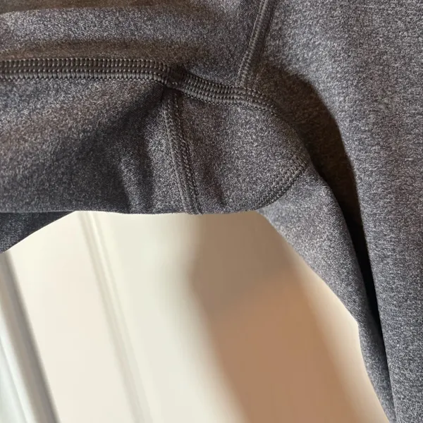 Lululemon Speed Up Crop (21")Sz 8 Heathered Black. Preloved excellent condition - Image 3
