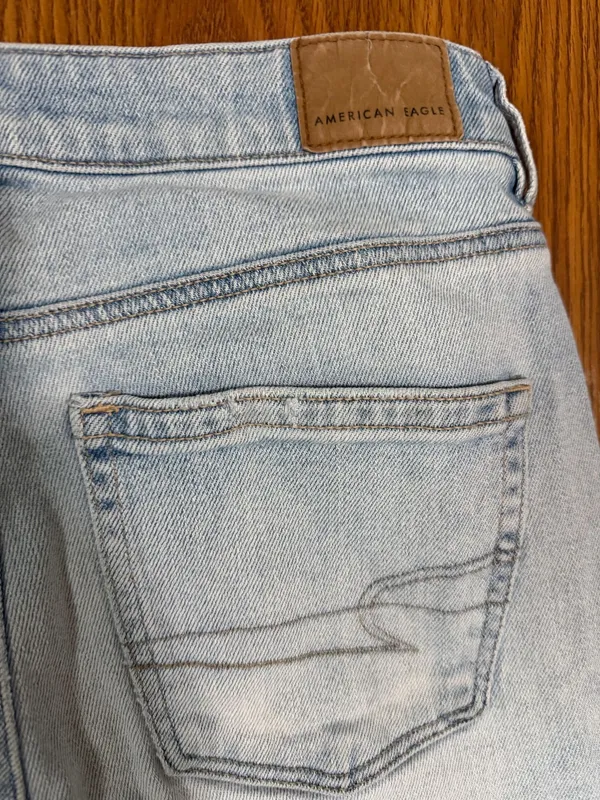 American Eagle Mom Straight Jeans High Rise light wash ripped size 4. - Image 4