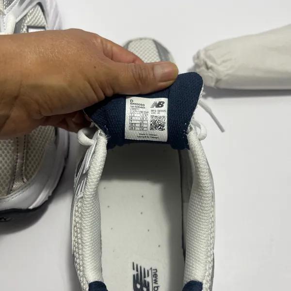 New Balance women’s sneakers in white and navy. Clean and stylish design with a comfortable cushioned insole and lace-up closure. Made in Vietnam. Size 9 US (40.5 EU / 25.5 CM). Great for everyday wear, walking, or casual outfits. Excellent condition - Image 2