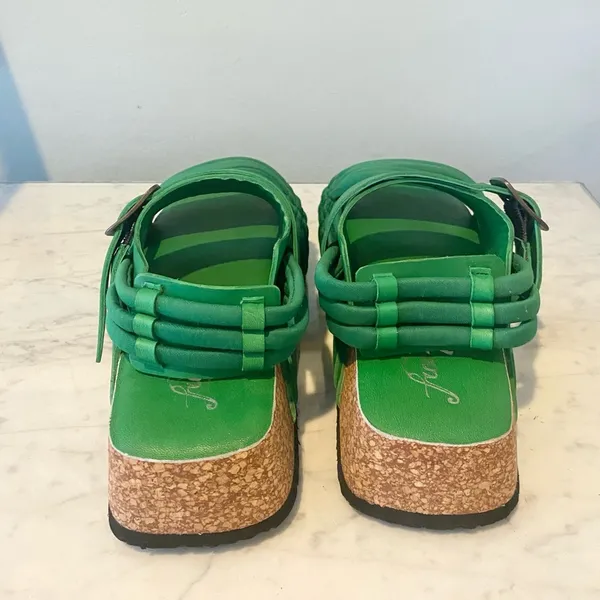 Adventure Awaits Sandals Size 8 EUC - Image 6