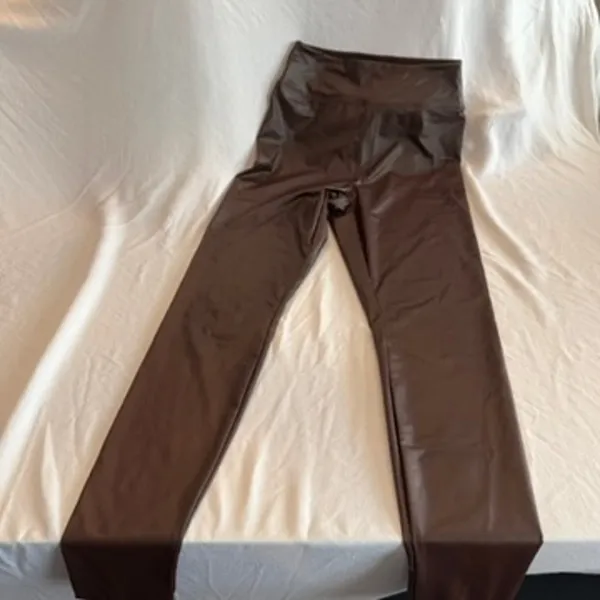 NWOT new Aerie Offline brown faux leather pleather leggings, size medium - Image 4