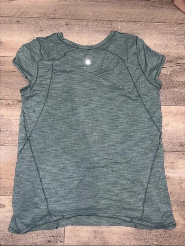 Lululemon Another Mile Short Sleeve Tee in Heathered Green Smoke Size 6 - Image 7