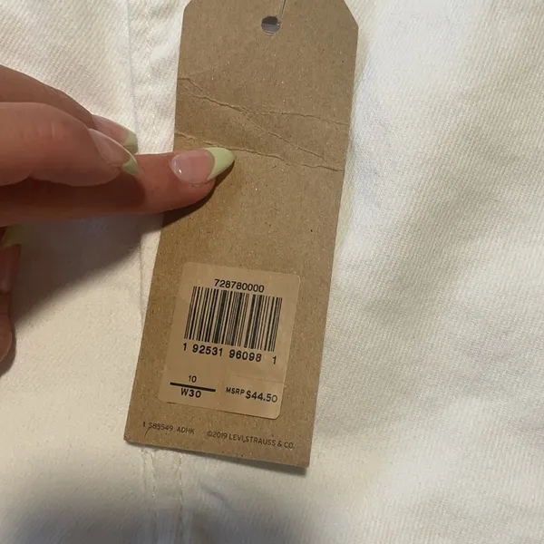 NWT Levi’s white high rise slim through hip shorts - Image 6