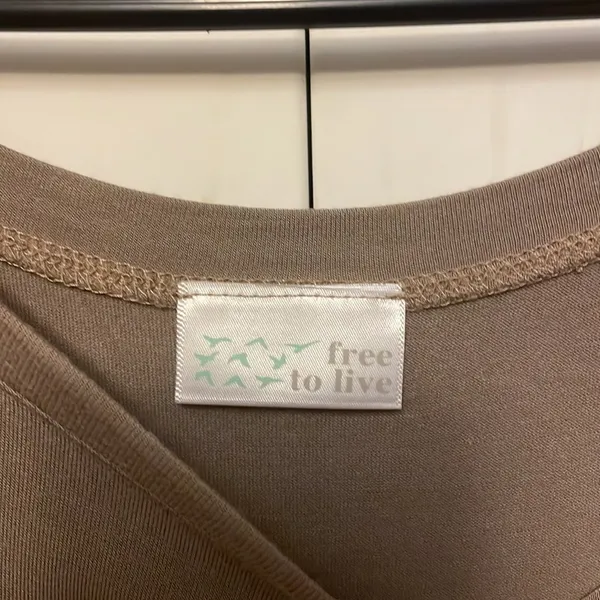 Free to live shirt Size M - Image 3