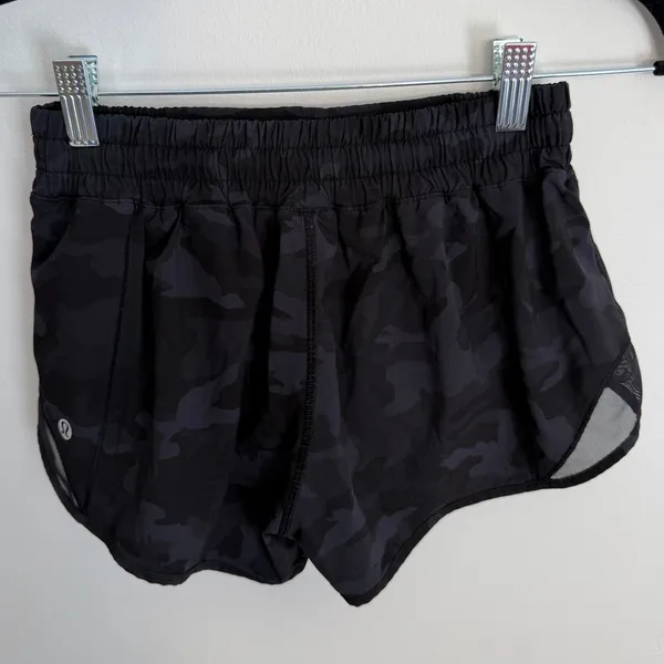 Lululemon Hotty Hot Camo Short 2.5" size 4 - Image 2