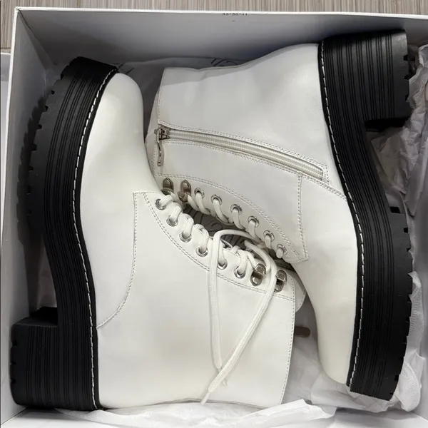 NWT Women’s White Lace Up Combat Boots Black Lug Sole Ankle Boots Size 9 - Image 4
