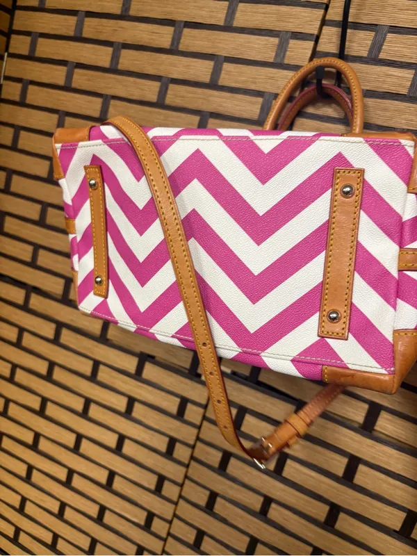 Dooney & Bourke pink and white Chevron satchel - Image 6