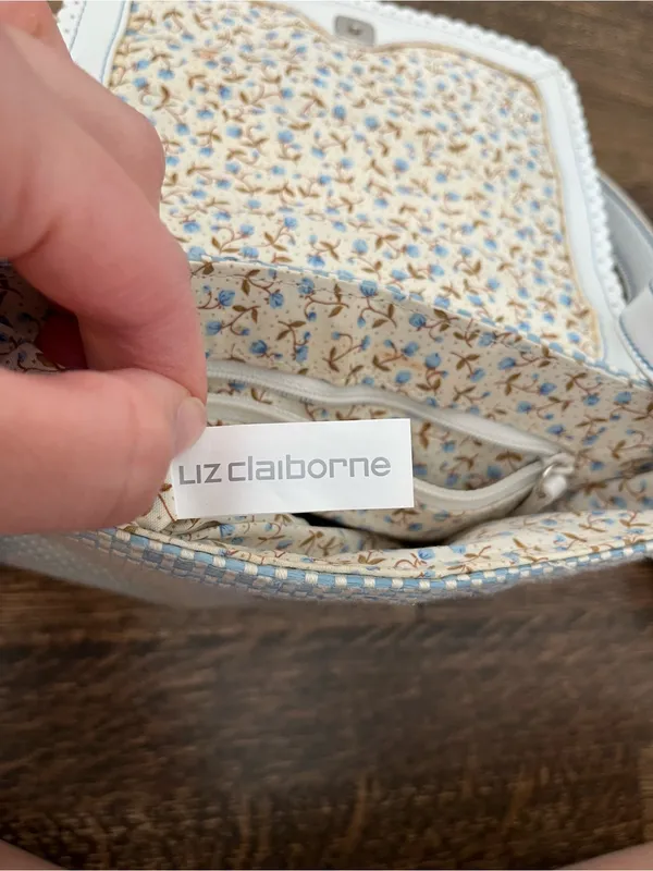 Liz Claiborne White and Light Blue woven Scalloped Crossbody Bag USED - Image 6