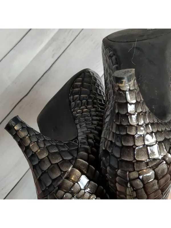 Coach and four shiny snakeskin heels size 8.5 - Image 7