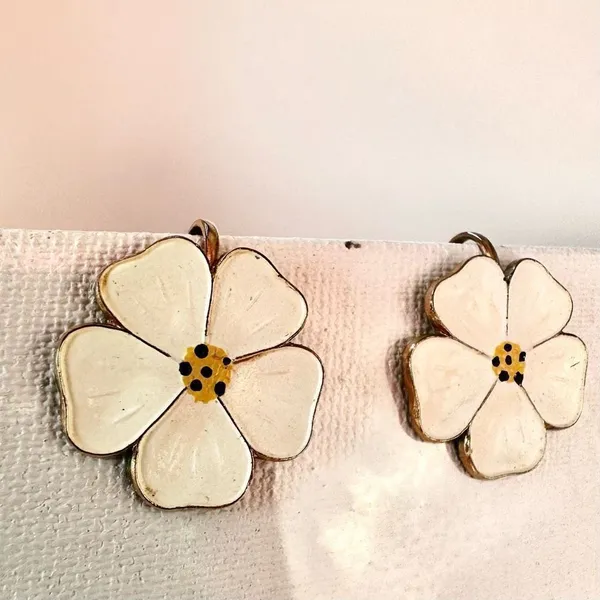White flower vintage clip on earrings - Image 2