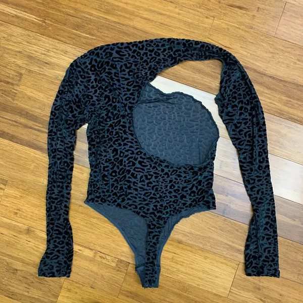 ASOS Leopard Print Velvet Bodysuit Womens 8 One‎ Shoulder Long Sleeve Top Green - Image 5