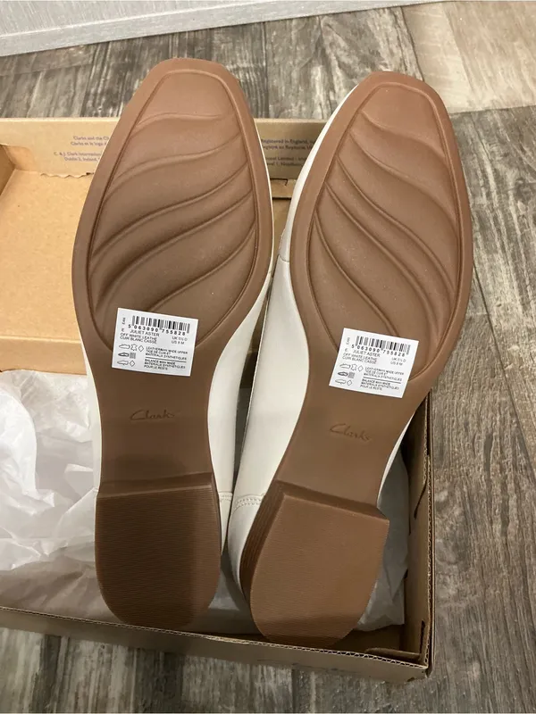 Clarks Off White Leather Loafer with Silver Trim Size 8 - Image 12