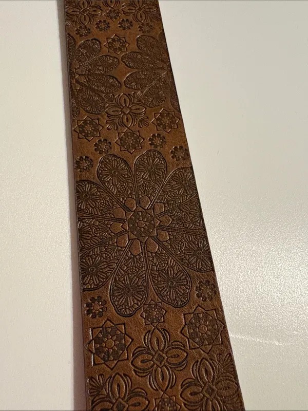 Relic Fossil women's "Starry Snowflake" embossed brown faux leather belt large - Image 8