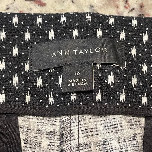 Ann Taylor Bermuda Shorts Womens 10 Black White Geometric Diamond City Shorts - Image 2