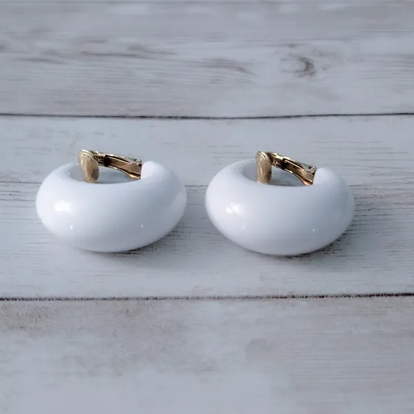 Vintage Sarah Coventry Clip On Earrings - Retro Chunky White Hoops - Image 5