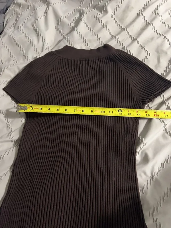 R-Q-T Brown Ribbed Short Sleeve Top with Metal Ring Detail Size L - Image 7