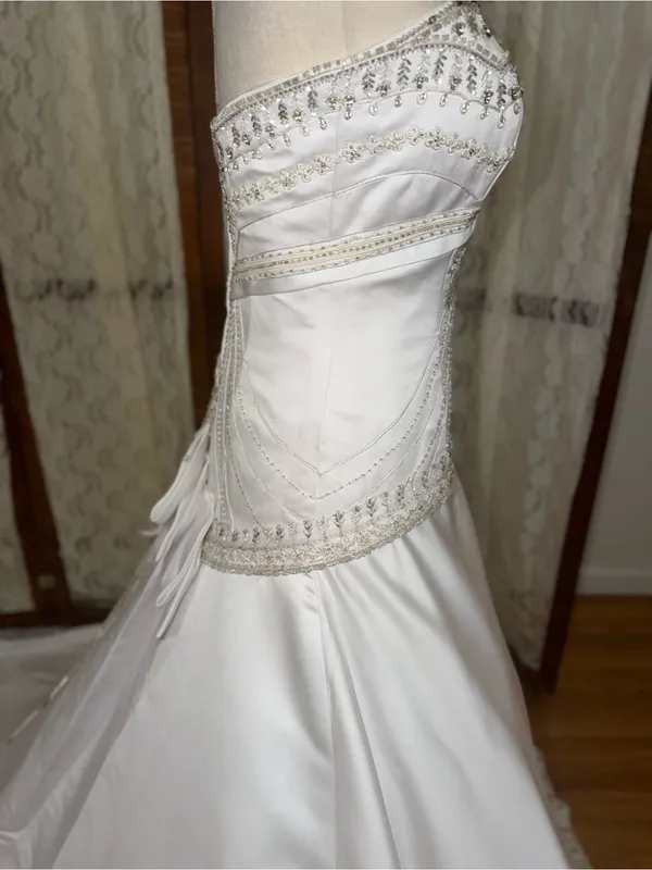 Spectacular Vintage Y2K Dere Kiang Heavily Beaded Wedding Gown - Image 5