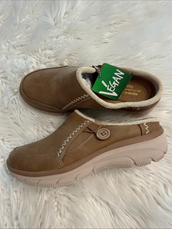 Skechers Vegan Tan Slip-On Women's Clog with Button Accent size 7 brand new - Image 2