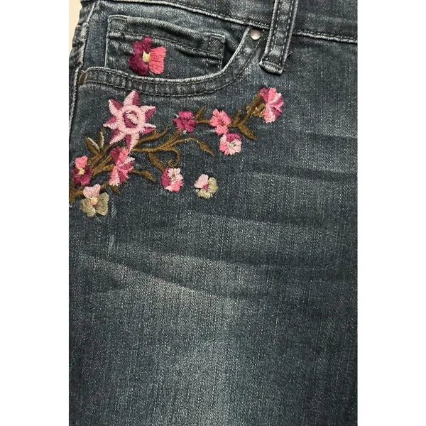 Crown & Ivy Petite Skinny Blue Jeans w/Floral‎ Pink Embroidered Design Size 6PR - Image 7