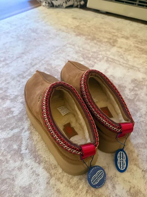 BRAND NEW Chestnut Ugg Taxx - Image 6
