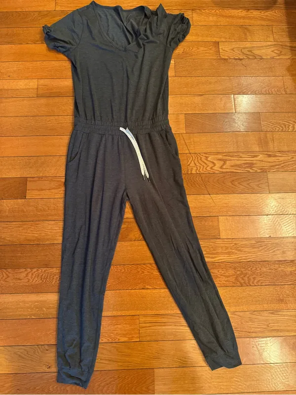 Vuori All Day Jumpsuit Charcoal Heather Gray Short Sleeve Jogger V-Neck Size M - Image 2