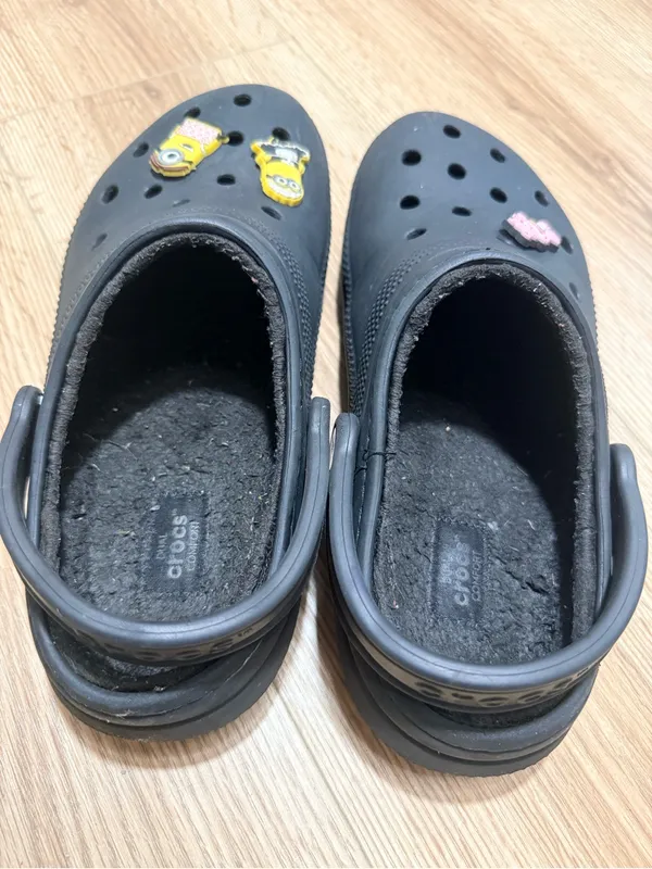 Crocs Classic Lined Clog Black Fuzzy Women's 8 Men's 6 Unisex Clogs + Charms - Image 4