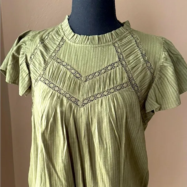 LOFT Dobby Stripe Shirred Ruffle Flutter Sleeve Tp in Olive Green. - Image 4