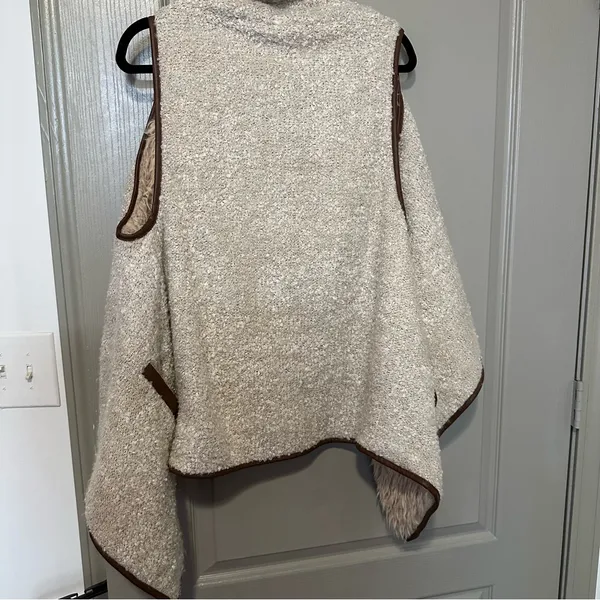 Faux Fur Lined Vest with Brown Trim Love Tree M/L Fall Winter Sherpa Cozy - Image 3