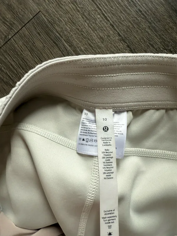 Lululemon Softstreme Shorts 4" - Image 4
