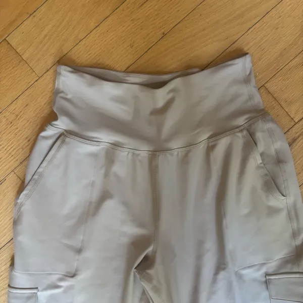 Old Navy Women's Light Gray Cargo Joggers - Image 6