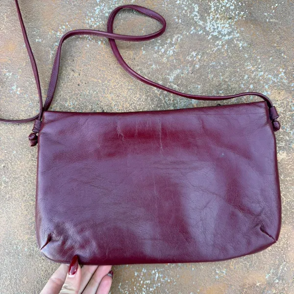 Vtg retro daneili Burgundy leather crossbody bag with gold hardware - Image 5