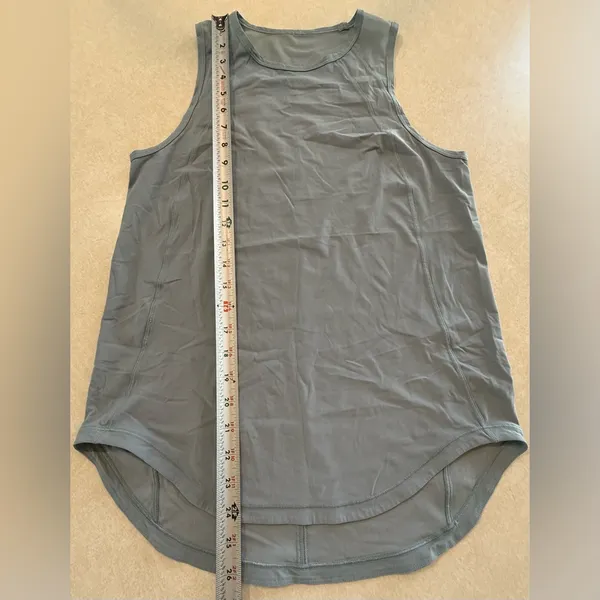 Lululemon Women's Gray Sleeveless Top with mess on back size 6 - Image 5