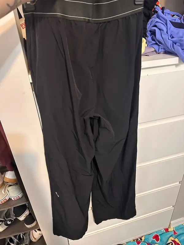 Alo Yoga Pants - Image 2