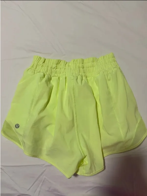 Lululemon Hotty Hot Shorts 2.5 Yellow - Image 2