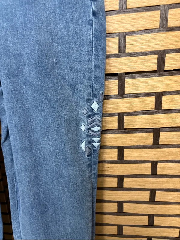 Canyon retreat embroidered jeans size 6 - Image 4