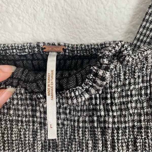 black and white plaid smocked ruched crop top size L - Image 4