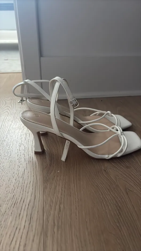White kitten heels Size 9 - Image 2