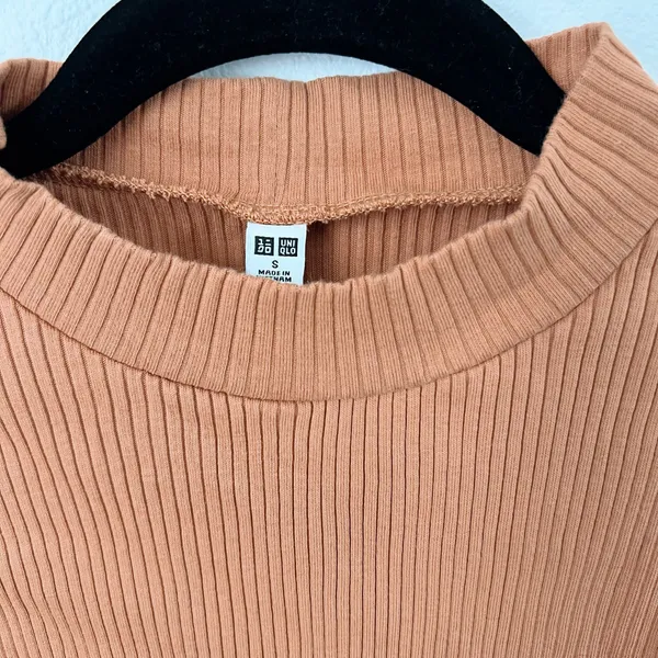 Uniqlo Crop Top - Image 3