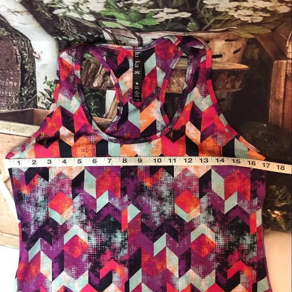 Lukka Chevron print racerback scoop neck workout tank Medium abstract artsy - Image 9