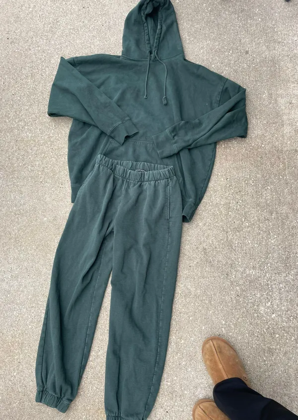 Brandy Melville dark green sweatpants and hoodie  - Image 4