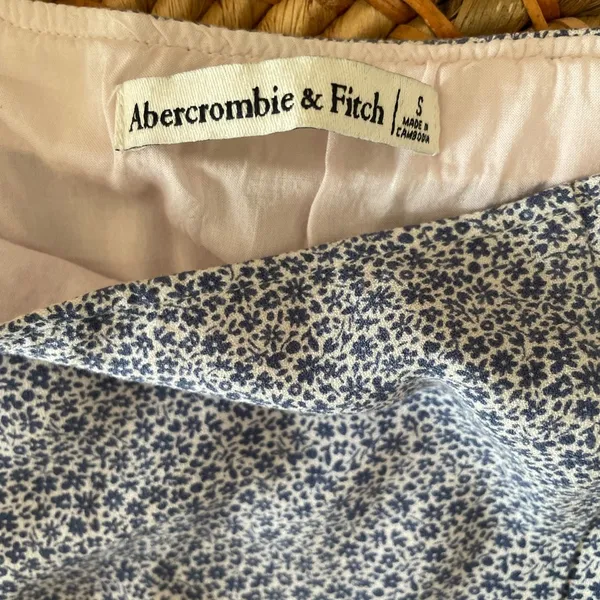 Abercrombie & Fitch Blue and White Floral Skirt - Image 5